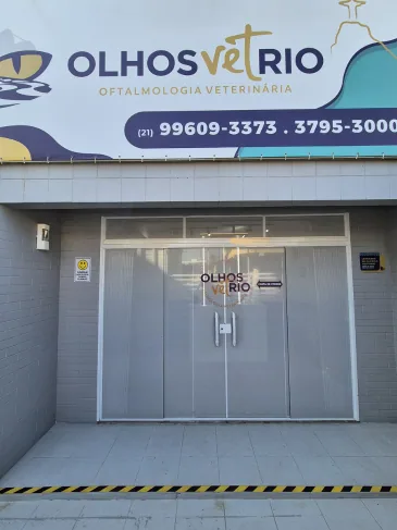 Fachada da Olhos Vet Rio na Ilha do Governador, ponto de chegada para atendimento de emergência oftalmológica veterinária