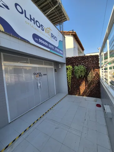 Acesso lateral da Olhos Vet Rio, com painel da clínica visível, atendimento para úlcera de córnea em cães e gatos