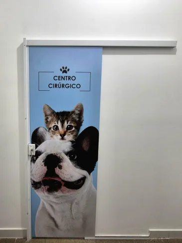 Entrada do centro cirúrgico da Olhos Vet Rio, onde são realizadas as microcirurgias de catarata em pets